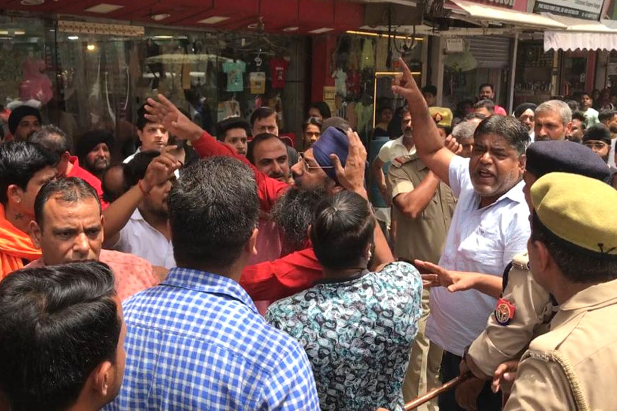 नेहरू मार्केट में अतिक्रमण हटाने के दौरान पुलिस प्रशासन व व्यापारियो के बीच होती नोंकझौंक नेहरू मार्केट में अतिक्रमण हटाने के दौरान पुलिस प्रशासन व व्यापारियो के बीच होती नोंकझौंक