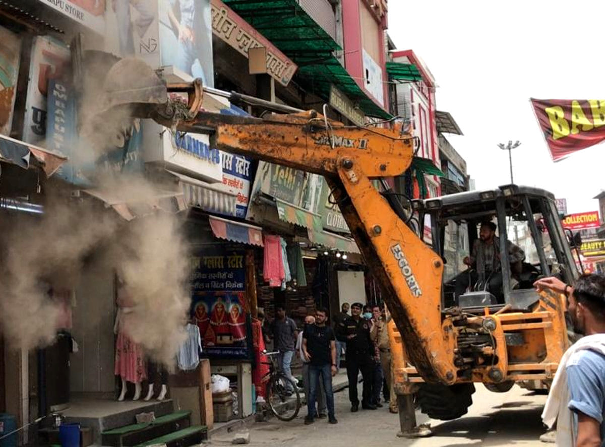 नहरू मार्केट में अतिक्रमण हटाता निगम का महाबली नहरू मार्केट में अतिक्रमण हटाता निगम का महाबली