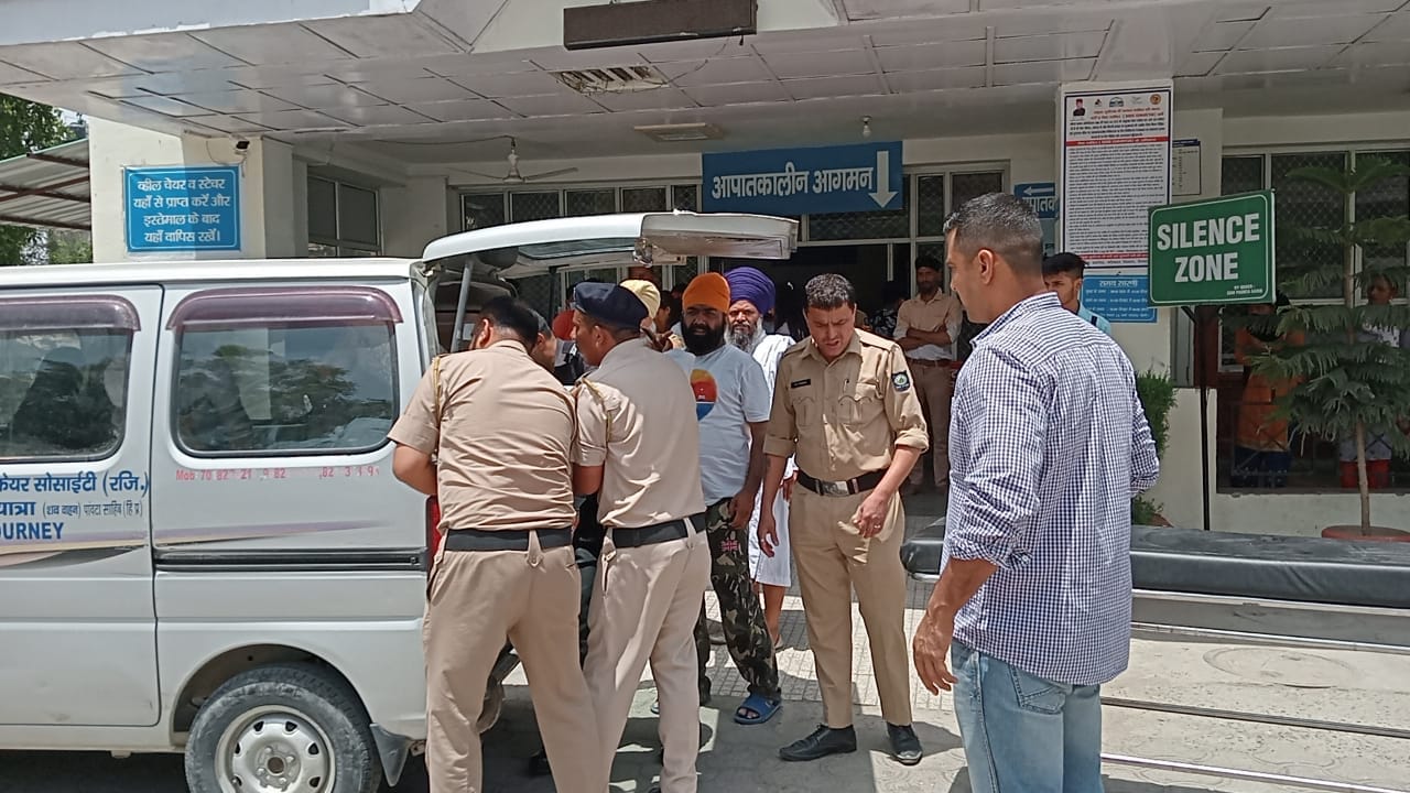 पांवटा में नदी में डूबने से युवक की मौत के बाद अस्पताल में कार्रवाई के दौरान पांवटा पुलिस। संवाद पांवटा में नदी में डूबने से युवक की मौत के बाद अस्पताल में कार्रवाई के दौरान पांवटा पुलिस। संवाद