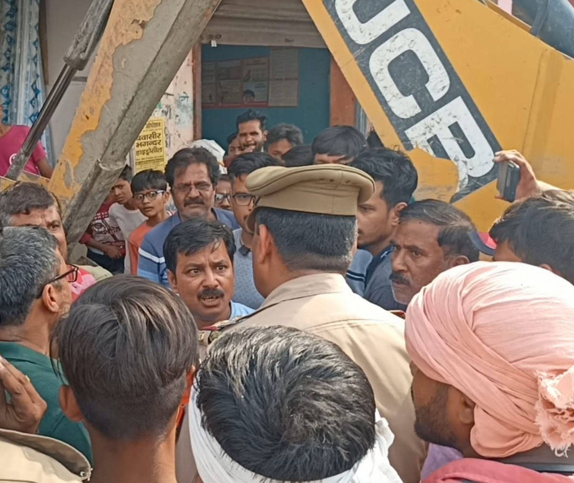 दातागंज मे पुलिस से नोकझोंक करते व्यापारी।संवाद दातागंज मे पुलिस से नोकझोंक करते व्यापारी।संवाद