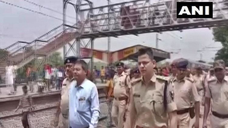 Agitation on Railway Tracks: बड़हिया स्टेशन पर ट्रेनों के ठहराव को लेकर धरना-प्रदर्शन, 10 ट्रेनें रद्द, 30 का बदला रूट
