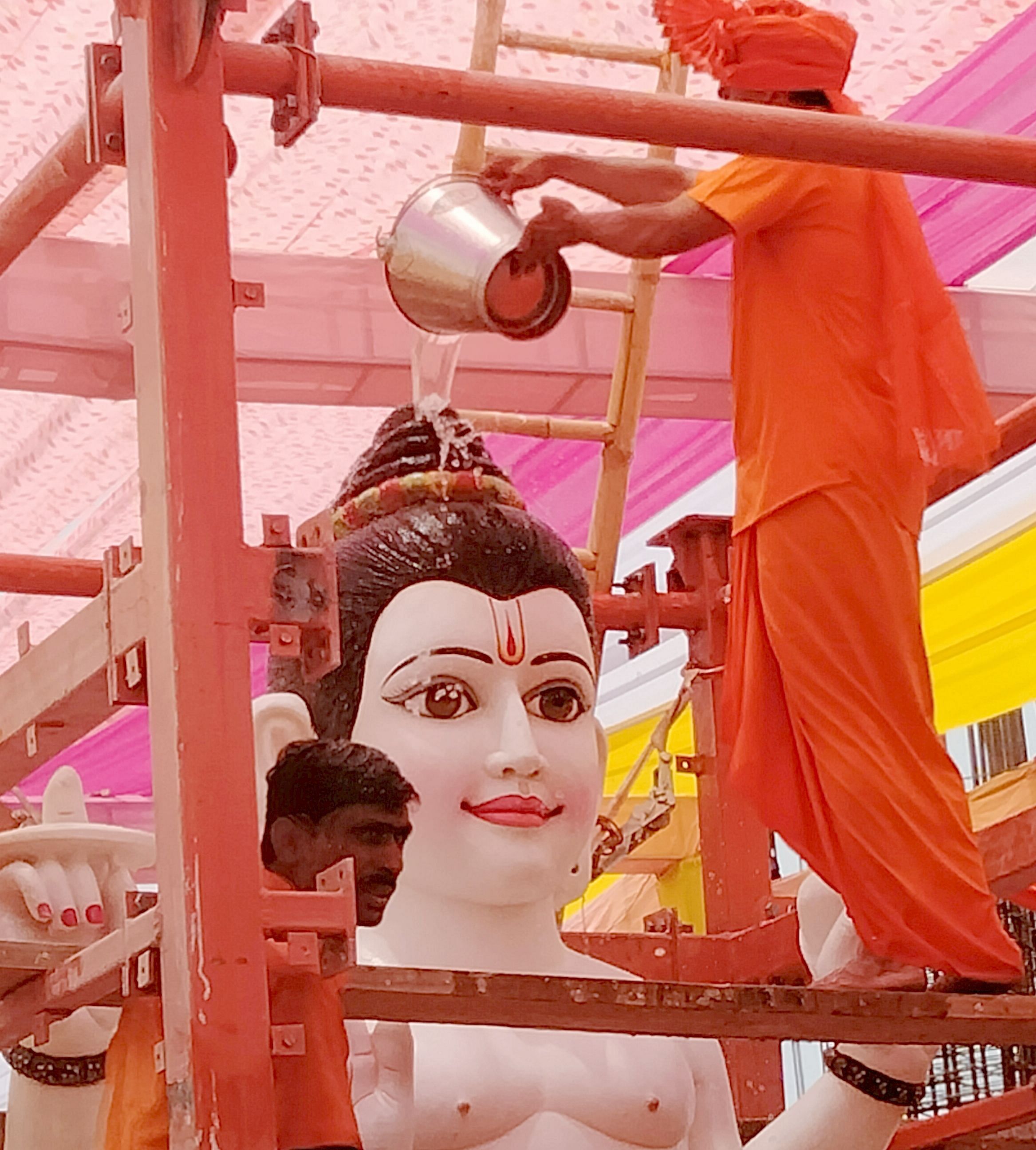 Program Kebudayaan.  – Patung Lord Shri Atridutt dipasang dengan nyanyian