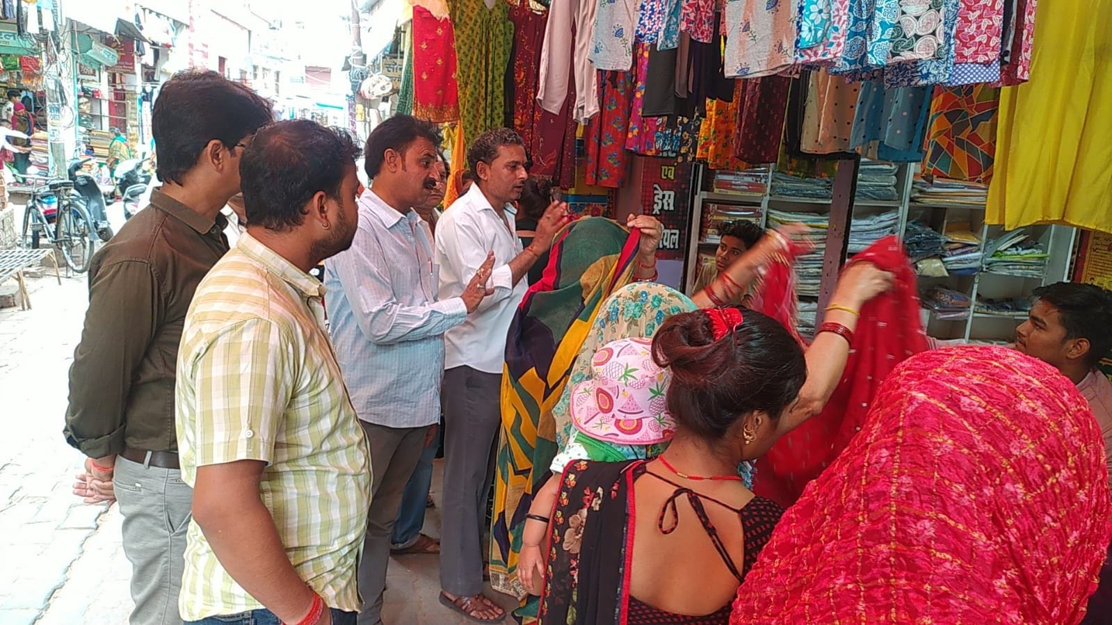  बाजार में व्यापारियों से अतिक्रमण हटाने का आग्रह करते व्यापार मंडल के पदाधिकारी। संवाद