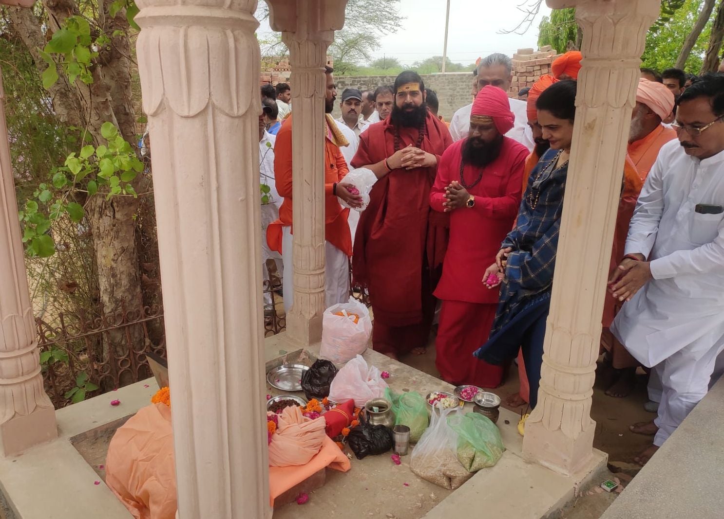 गांव ढिंगसरा स्थित आश्रम में दिवंगत हरिरानंद स्वामी को नमन करते हुए अग्नि अखाड़ा के सचिव संपूर्? गांव ढिंगसरा स्थित आश्रम में दिवंगत हरिरानंद स्वामी को नमन करते हुए अग्नि अखाड़ा के सचिव संपूर्?