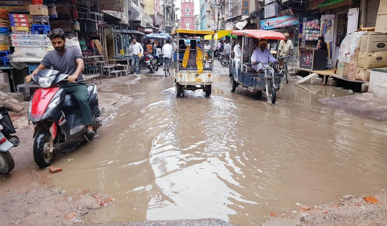 घंटाघर पर जलभराव ।संवाद घंटाघर पर जलभराव ।संवाद