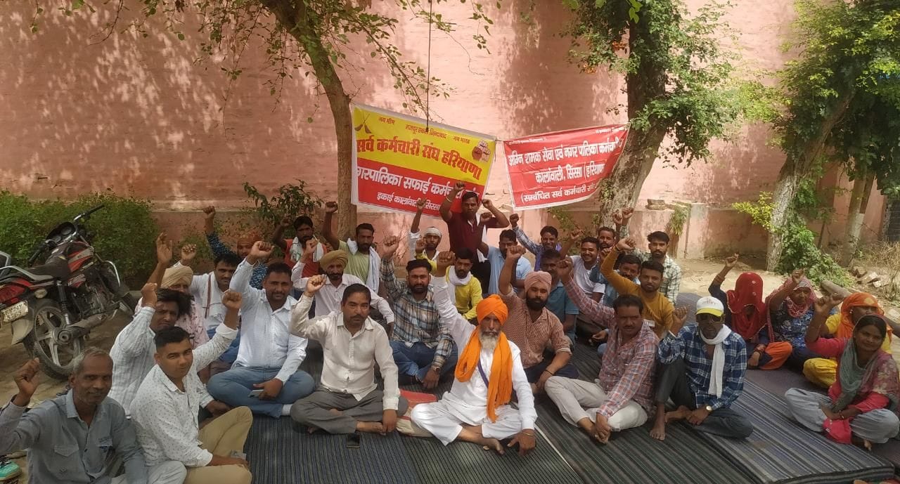 कालांवाली में नगरपालिका कार्यालय में धरना लगाकर बैठे सफाई व फायर बिग्रेड कर्मचारी । संवाद कालांवाली में नगरपालिका कार्यालय में धरना लगाकर बैठे सफाई व फायर बिग्रेड कर्मचारी । संवाद