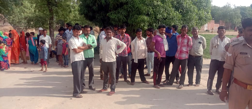 कन्नौज के हसेरन के दरियाई नगला में वारदात के बाद घटनास्थल पर लगी लोगों की भीड़। संवाद कन्नौज के हसेरन के दरियाई नगला में वारदात के बाद घटनास्थल पर लगी लोगों की भीड़। संवाद