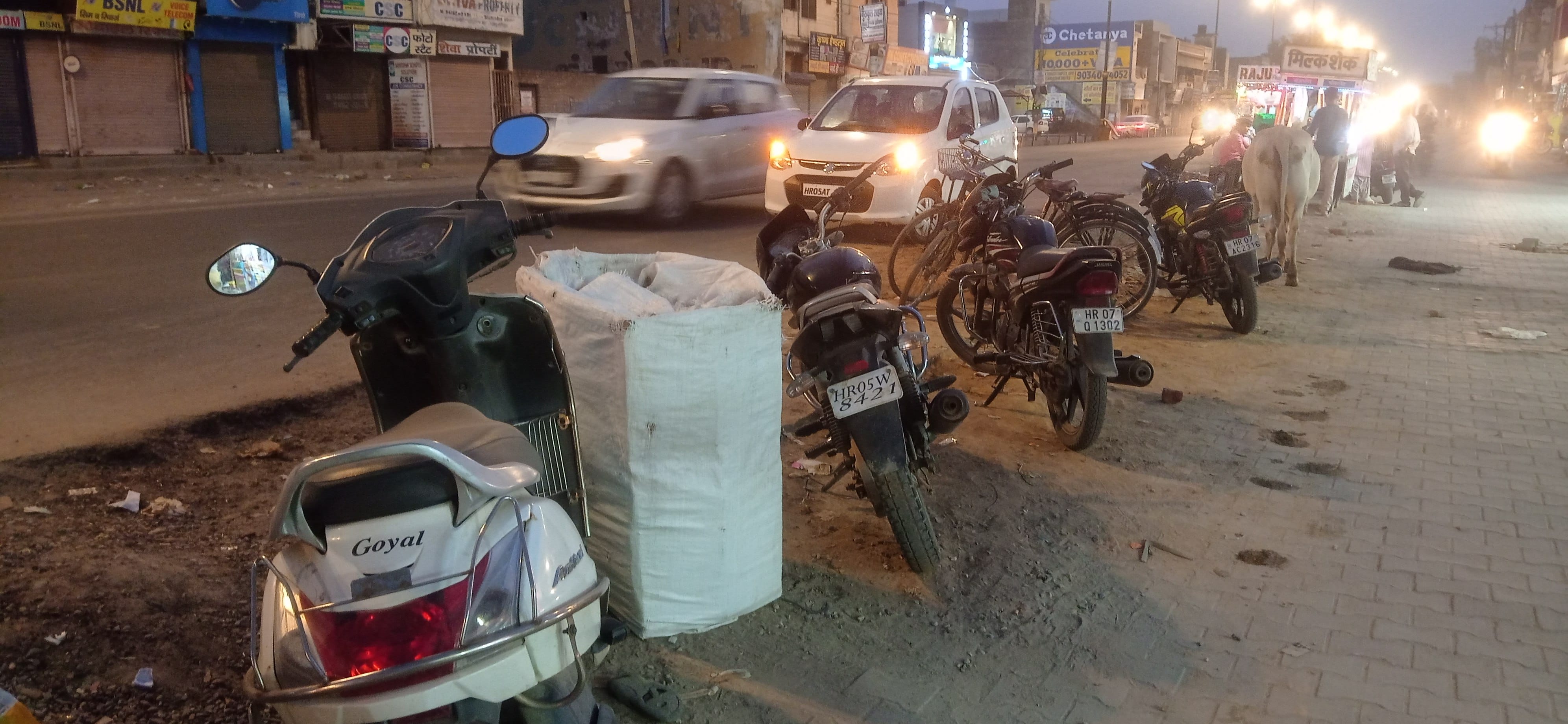 मोहन नगर में सड़क के किनारे खड़े वाहन। संवाद मोहन नगर में सड़क के किनारे खड़े वाहन। संवाद