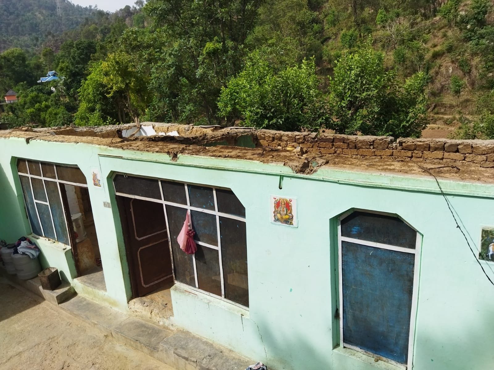 मैथी गांव में आंधी से उड़ी घर की छत। संवाद