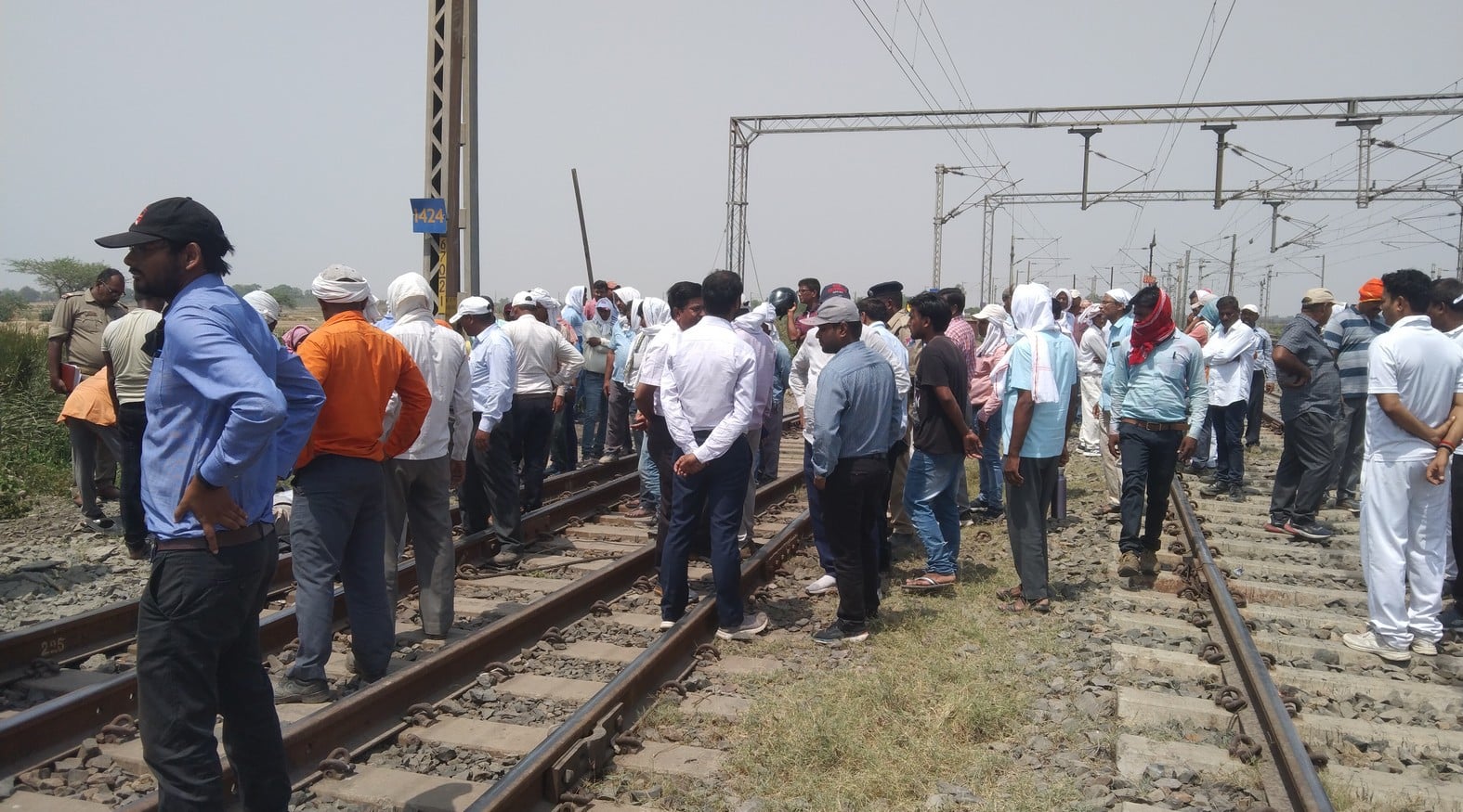 पीडीडीयू रेलवे के ईस्ट रिसिविंग के पास रेलकर्मी की मौत के बाद जुटी भीड़। संवाद