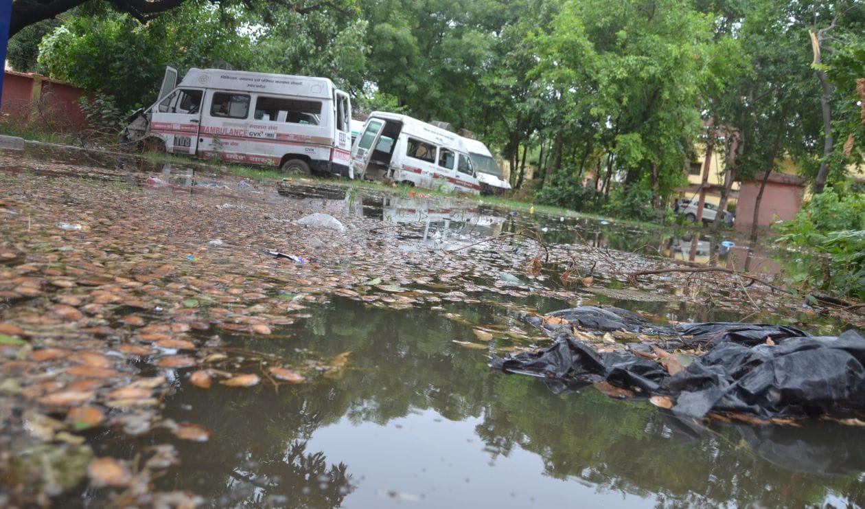 सोमवार को गढ़ रोड पर सरकारी अस्पताल के अंदर भरा बारिश का पानी। संवाद सोमवार को गढ़ रोड पर सरकारी अस्पताल के अंदर भरा बारिश का पानी। संवाद