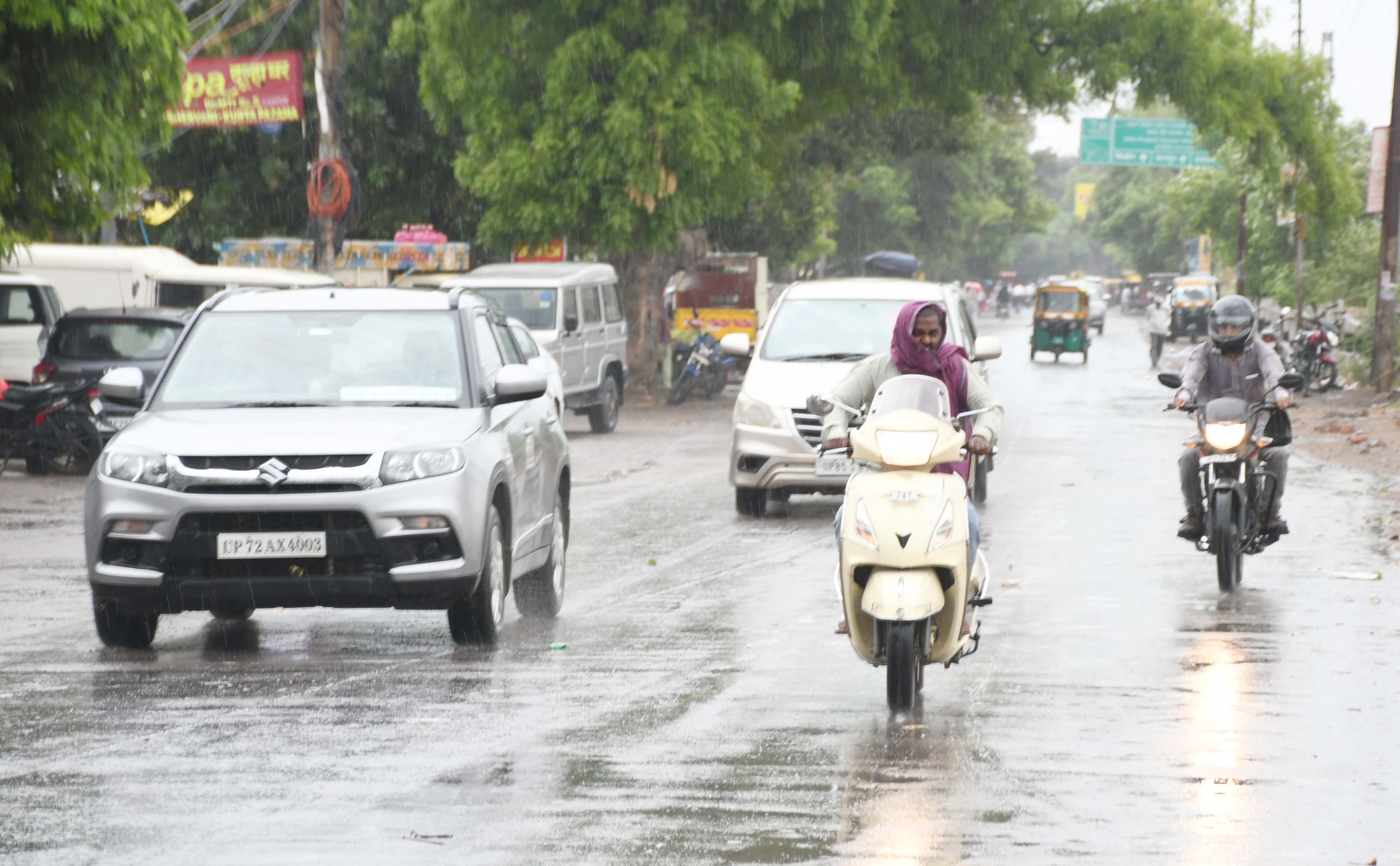 तहसील सदर के निकट रिमझिम बरसात के बीच गुजरते वाहन। संवाद तहसील सदर के निकट रिमझिम बरसात के बीच गुजरते वाहन। संवाद