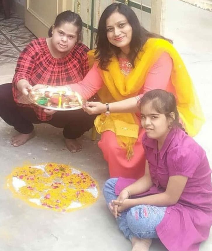 दिव्यांग छात्राओं को दीया मेकिंग व रंगोली बनाना सिखाती नेहा वर्मा दिव्यांग छात्राओं को दीया मेकिंग व रंगोली बनाना सिखाती नेहा वर्मा