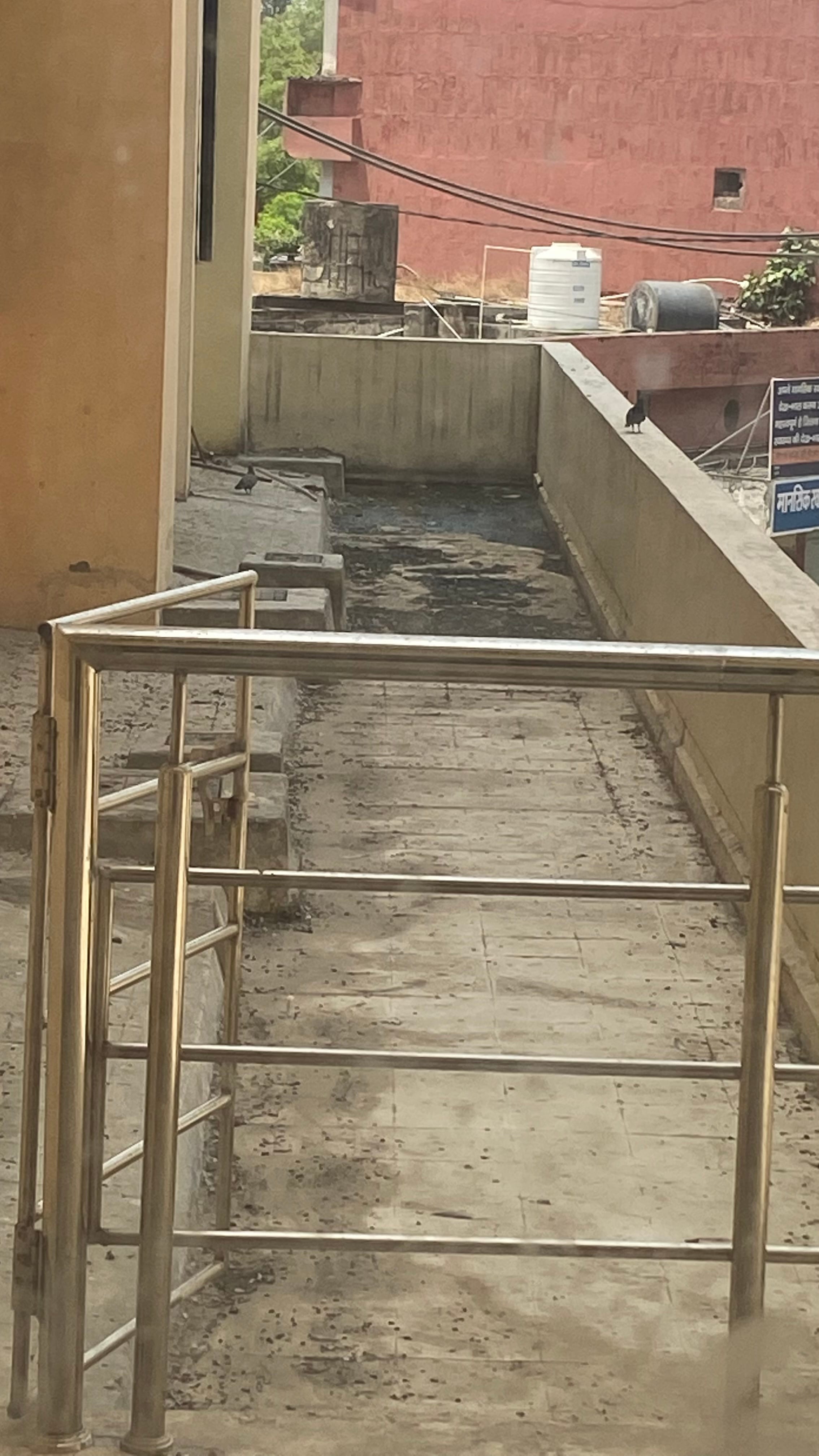 वार्ड के पीछे बनी गैलरी में जमा गंदा पानी। संवाद वार्ड के पीछे बनी गैलरी में जमा गंदा पानी। संवाद