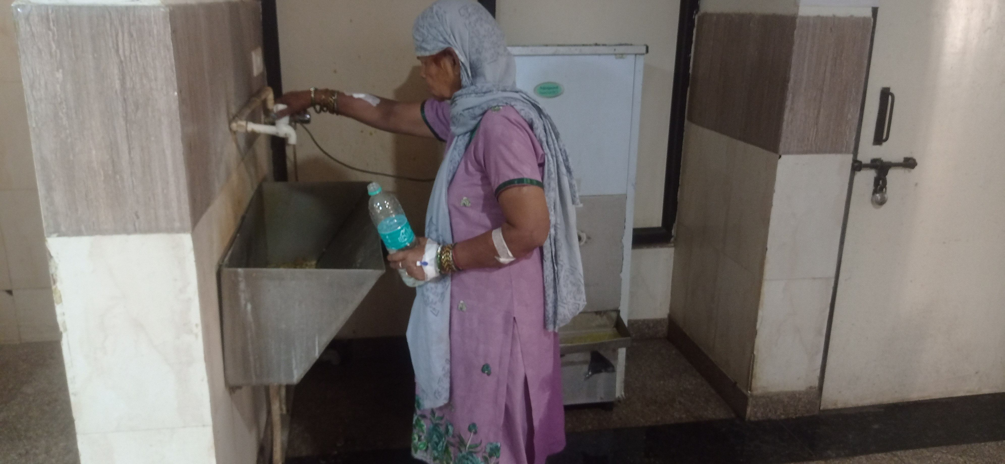 वाटर कूलर बंद होने से पानी के लिए परेशान होती मरीज। संवाद