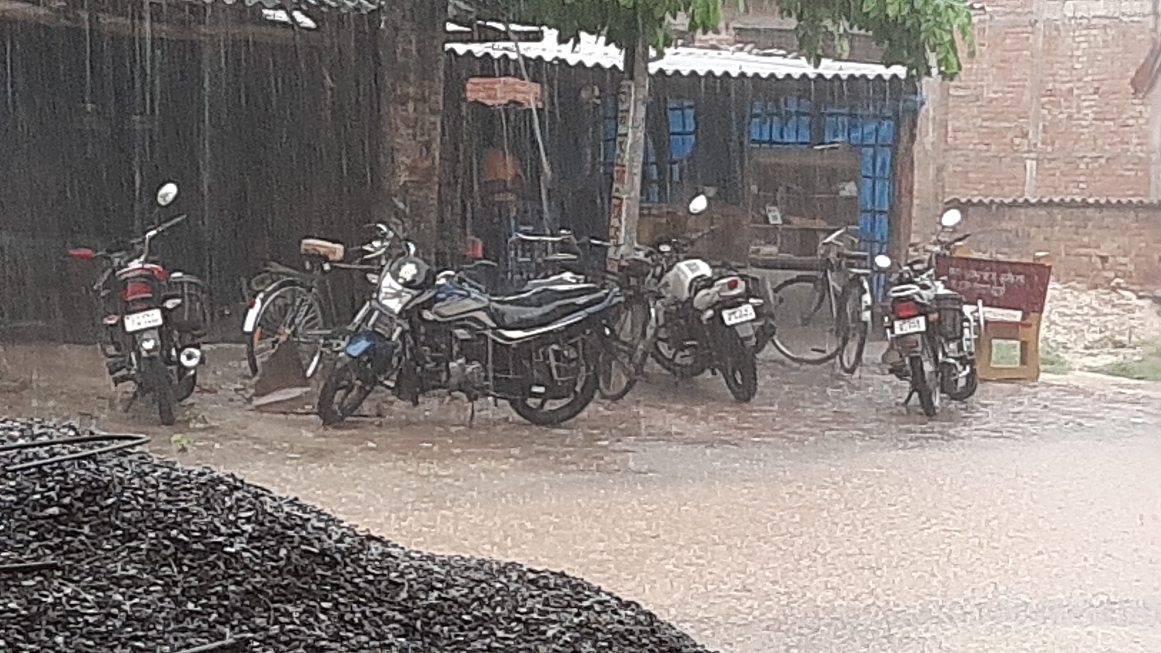 अमिला में शाम में हुई झमाझम बारिश।संवाद अमिला में शाम में हुई झमाझम बारिश।संवाद