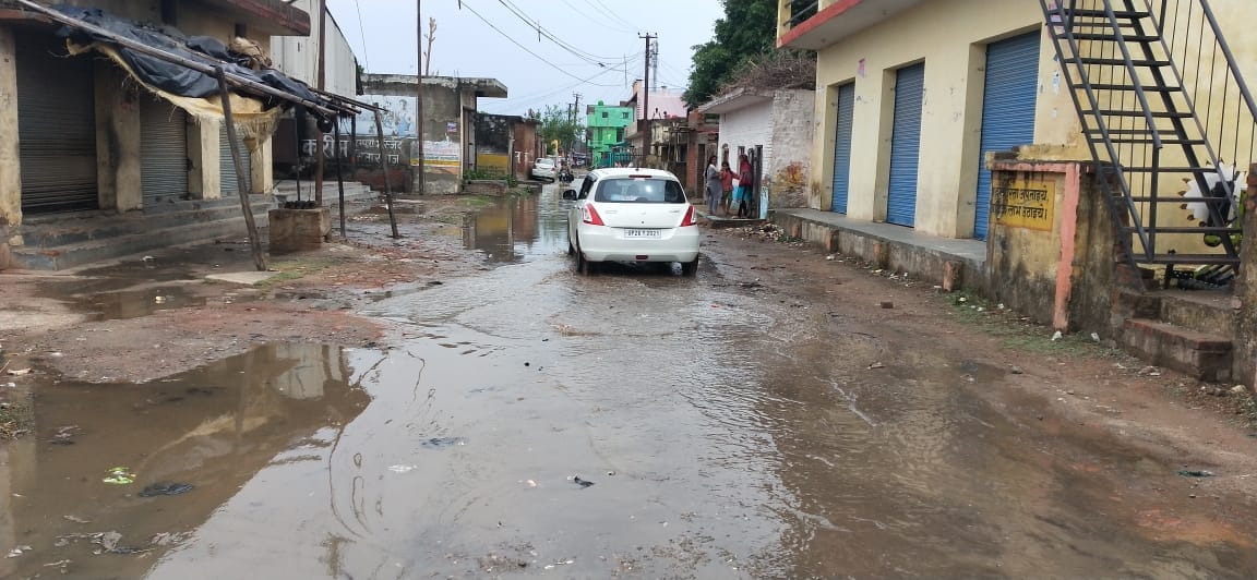अमरिया क्षेत्र में बारिश से मार्ग पर भरा पानी। अमरिया क्षेत्र में बारिश से मार्ग पर भरा पानी।