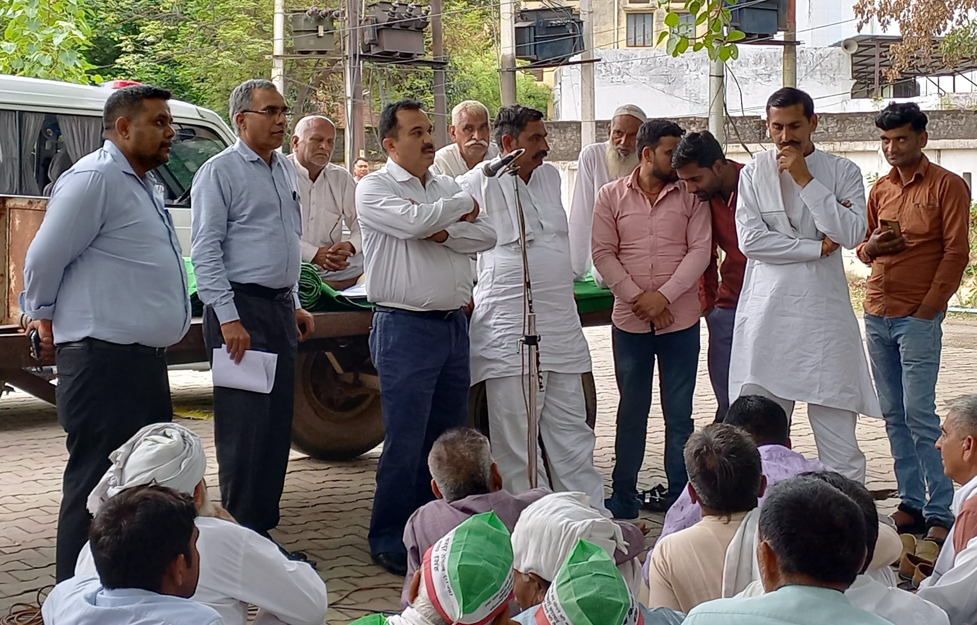 बिजनौर कलक्ट्रेट में धरने पर बैठे राष्ट्रीय किसान मजदूर संगठन के कार्यकर्ताओं को संबोधित करते म बिजनौर कलक्ट्रेट में धरने पर बैठे राष्ट्रीय किसान मजदूर संगठन के कार्यकर्ताओं को संबोधित करते म