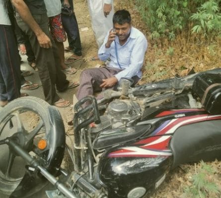 फोटो-22- घटना स्थल पर पड़ी बाइक के पास फोन पर बात कर रहा मृतका का पति फोटो-22- घटना स्थल पर पड़ी बाइक के पास फोन पर बात कर रहा मृतका का पति