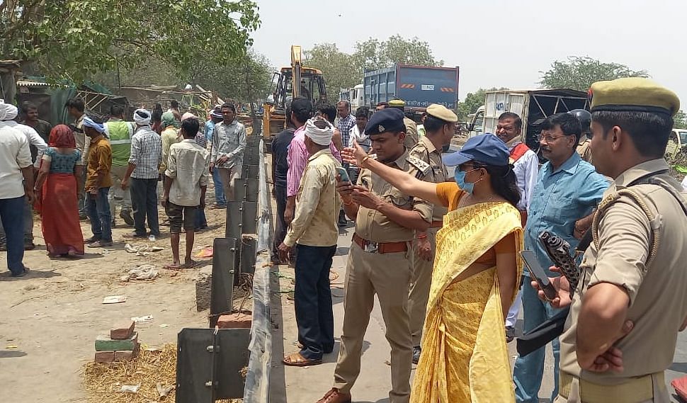 हाइवे पर अतिक्रमण गिराने का निर्देश देती सिटी मजिस्ट्रेट व सीओ। संवाद