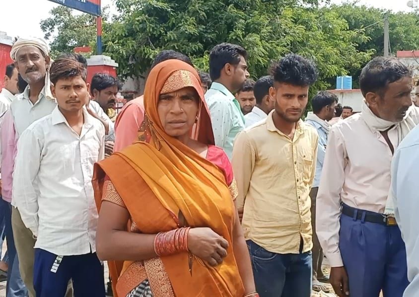 हादसे के बाद थाना गेट पर लगी भीड़। संवाद