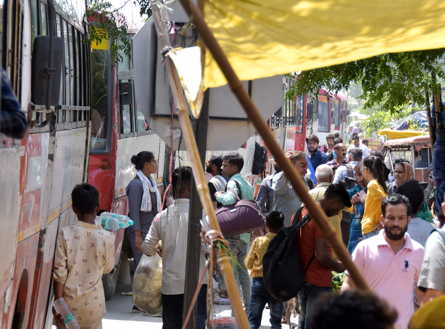 जेलचुंगी पर सडंक पर खड़ी रोडवेज बसे में चढ़ती सवारी