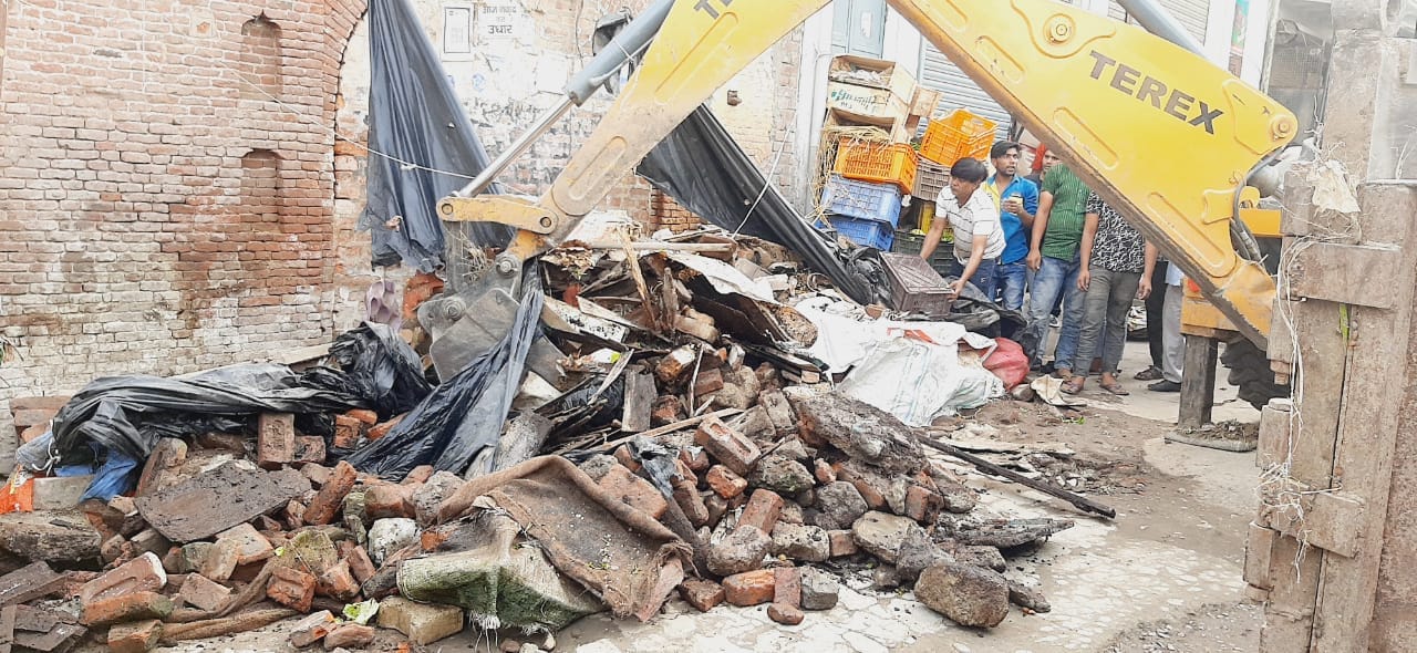 नकुड़ में अतिक्रमण ध्वस्त करती जेसीबी नकुड़ में अतिक्रमण ध्वस्त करती जेसीबी