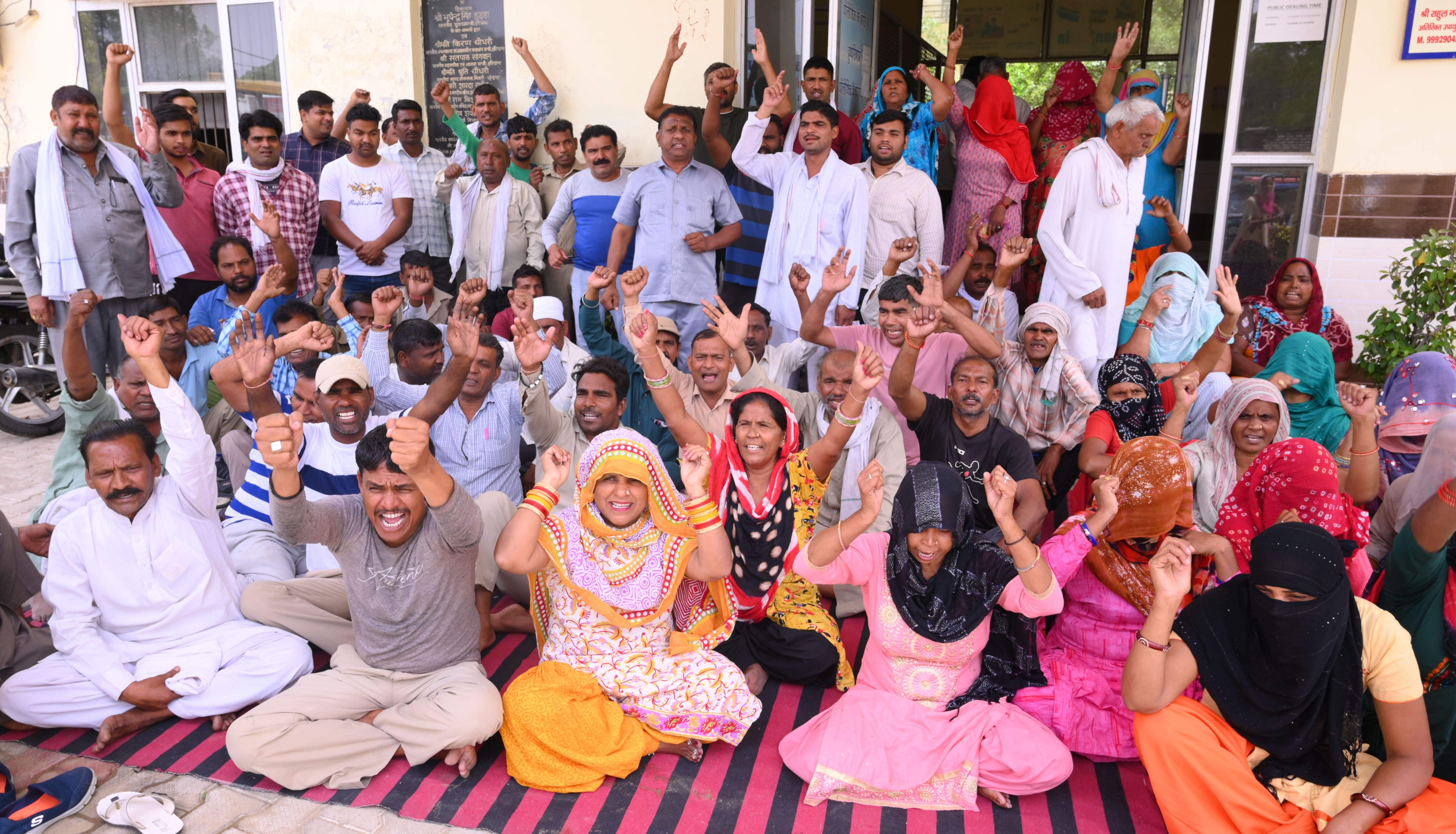 नप कार्यालय के बाहर धरने पर बैठकर सरकार के खिलाफ नारेबाजी करते सफाई कर्मचारी।