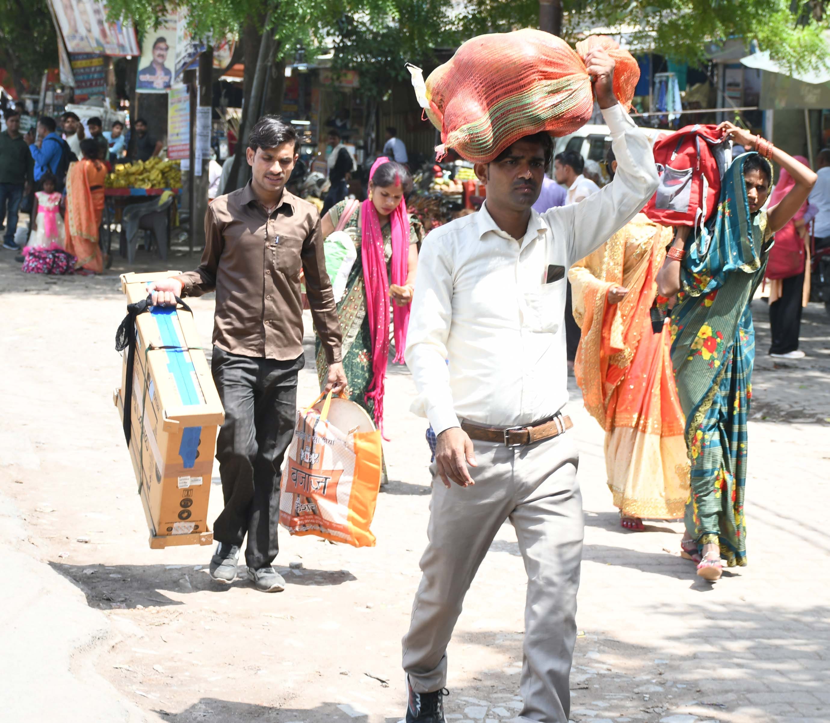 ऑटो-टेंपो ड्राइवरों की हड़ताल से परेशान दिखे यात्री। संवाद