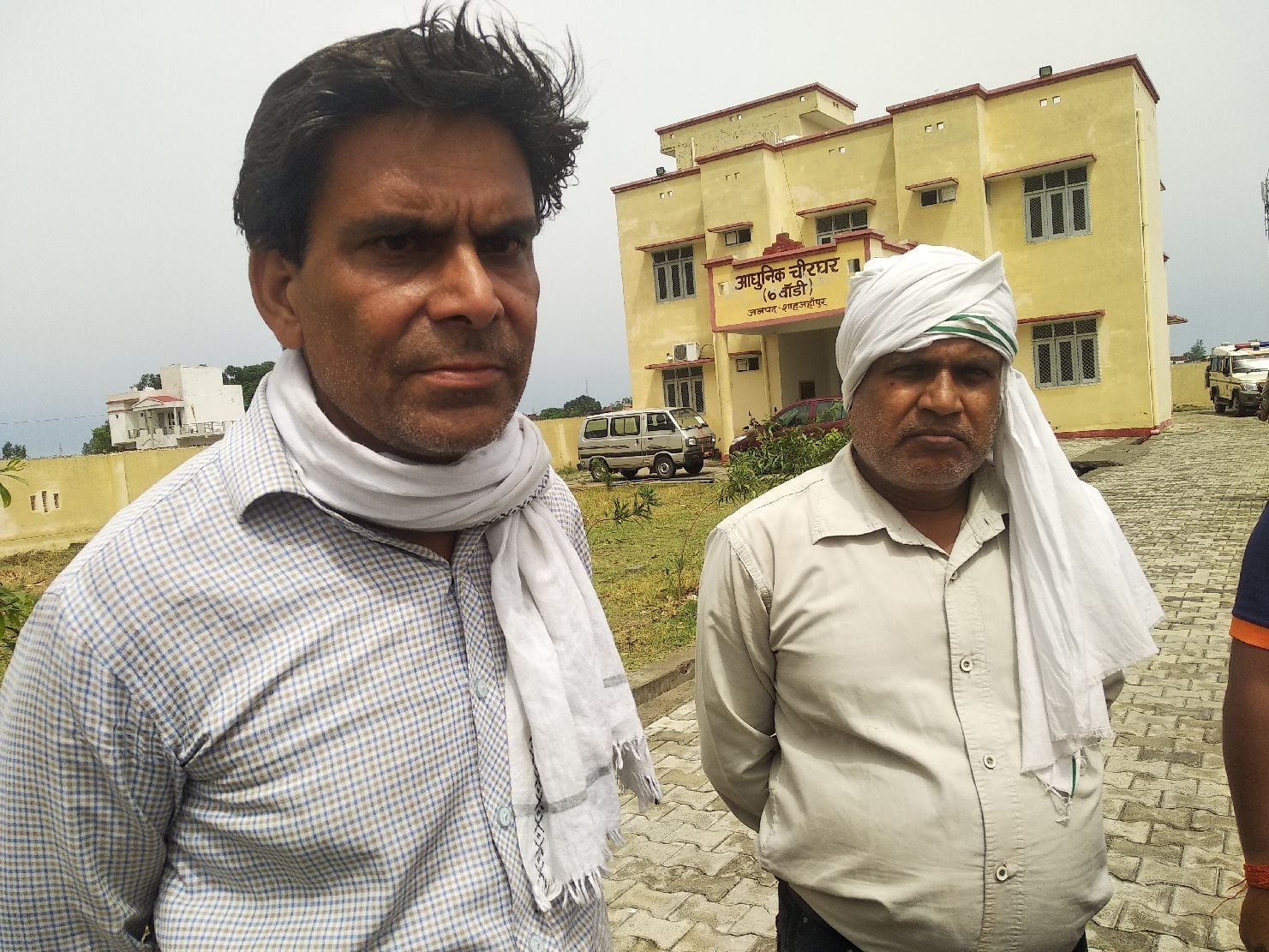 पोस्टमार्टम हाउस पर जानकारी देते विवेक के बड़े भाई दीपक श्रीवास्तव। संवाद