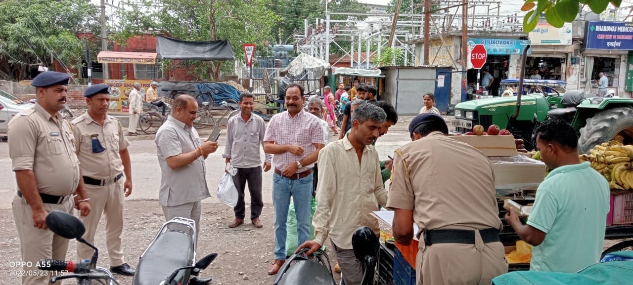 पांवटा साहिब में रेहड़ी फड़ी चलाने वाले संचालकों की वेरिफिकेशन करती पुलिस, नप अधिकारी व कर्मी। स? पांवटा साहिब में रेहड़ी फड़ी चलाने वाले संचालकों की वेरिफिकेशन करती पुलिस, नप अधिकारी व कर्मी। स?