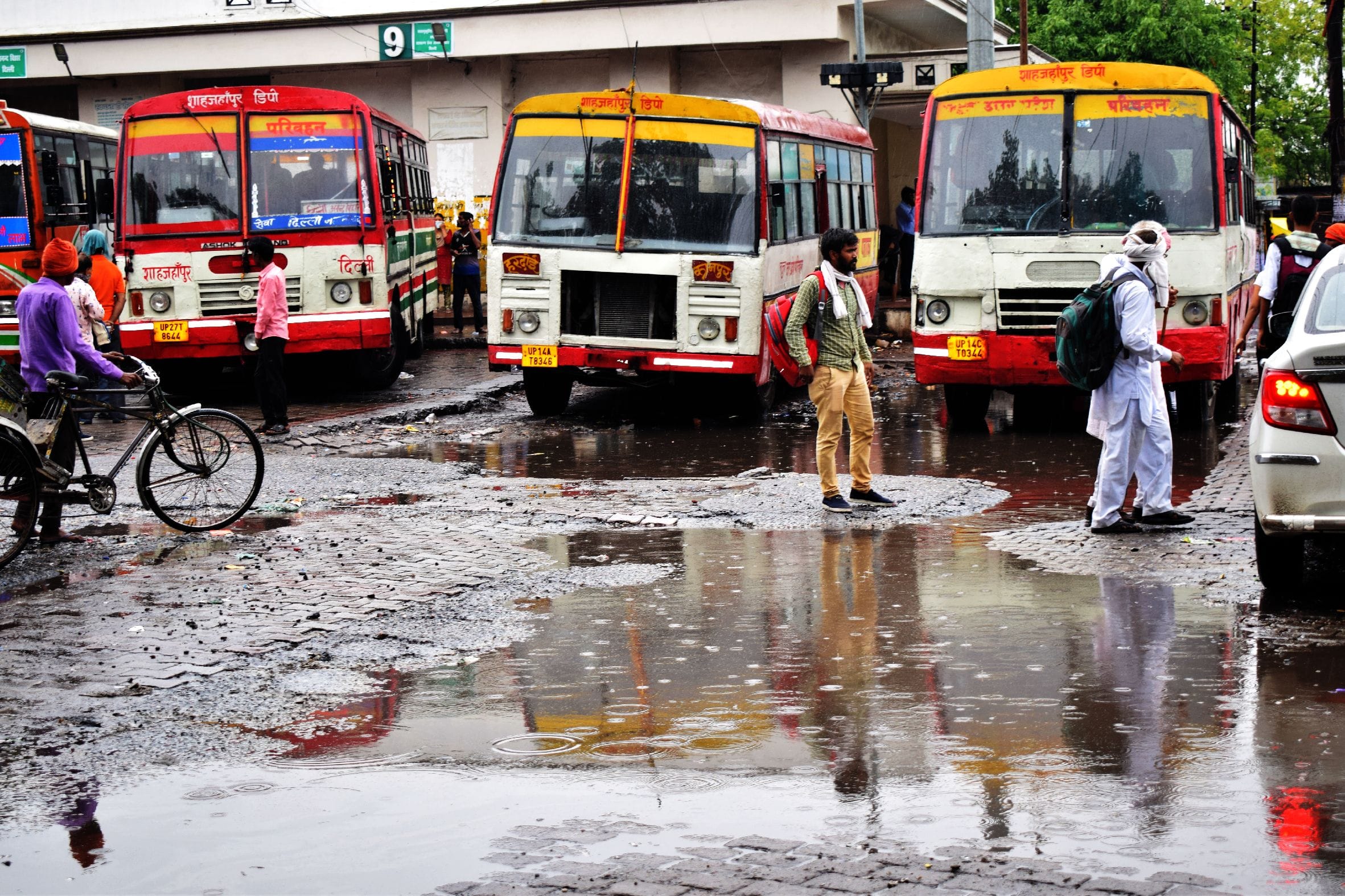 रोडवेज परिसर में भरा बारिश का  पानी । संवाद