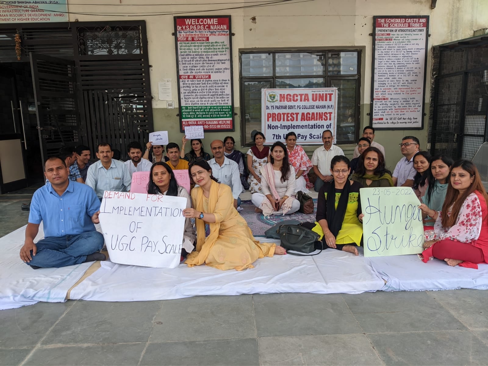 राजकीय स्नातकोत्तर महाविद्यालय नाहन में भूख हड़ताल पर बैठे प्राध्यापक। संवाद राजकीय स्नातकोत्तर महाविद्यालय नाहन में भूख हड़ताल पर बैठे प्राध्यापक। संवाद