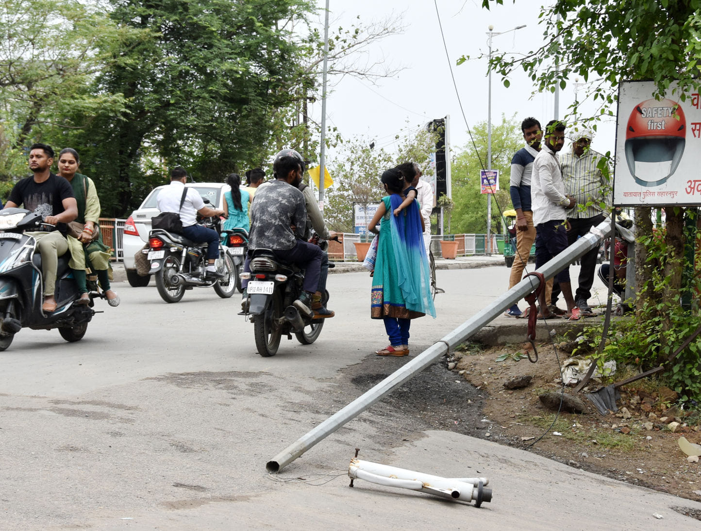 सहारनपुर में हुई बरसात और आंधी में कोर्ट रोड़ पुल पर गिरा विघुत पोल सहारनपुर में हुई बरसात और आंधी में कोर्ट रोड़ पुल पर गिरा विघुत पोल