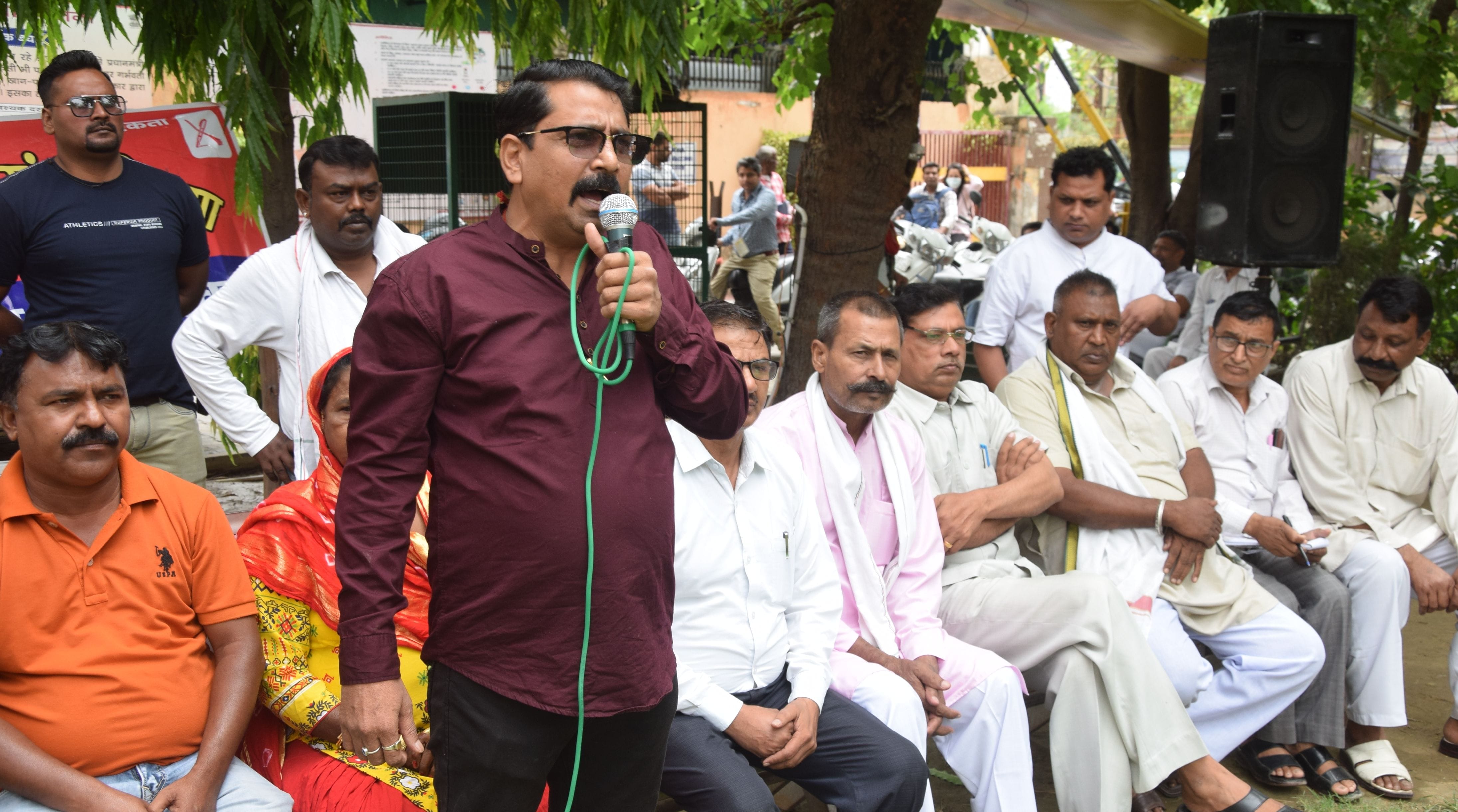 सोमवार को नगर पालिका कर्मचारी संघ की हड़ताल के दौरान सभा को संबोधित करते प्रधान संजय बिडलान। अमर सोमवार को नगर पालिका कर्मचारी संघ की हड़ताल के दौरान सभा को संबोधित करते प्रधान संजय बिडलान। अमर