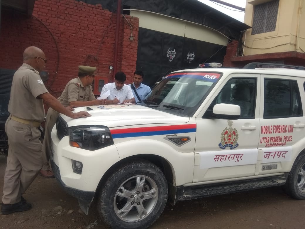 सतपुरा की पटाखा फैक्ट्री में विस्फोट के बाद जांच करती पुलिस टीम सतपुरा की पटाखा फैक्ट्री में विस्फोट के बाद जांच करती पुलिस टीम