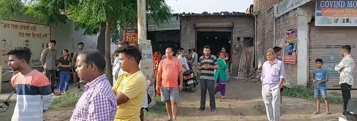 दानपुर गांव में घटनास्थल पर लगी भीड़। संवाद दानपुर गांव में घटनास्थल पर लगी भीड़। संवाद