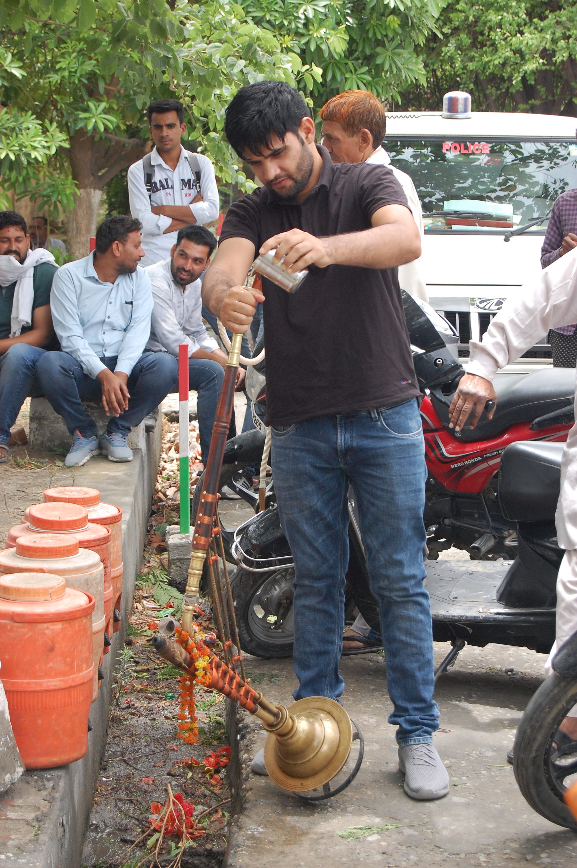 19-कैथल। हुक्के पानी का जुगाड़...........धरने पर किसानों के लिए हुक्के में पानी भरते हुए युवा किसान। 19-कैथल। हुक्के पानी का जुगाड़...........धरने पर किसानों के लिए हुक्के में पानी भरते हुए युवा किसान।
