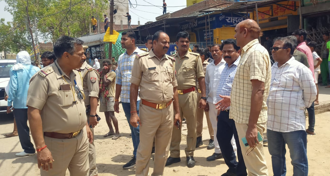 अतिक्रमण अभियान के दौरान मौजूद तहसीलदार राजू कुमार, ईओ सुरेंद्र कुमार केसरवानी व कोतवाल जयप्रका अतिक्रमण अभियान के दौरान मौजूद तहसीलदार राजू कुमार, ईओ सुरेंद्र कुमार केसरवानी व कोतवाल जयप्रका