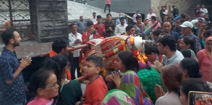 बागेश्वर के बागनाथ मंदिर में पहुंची बाबा विश्वनाथ जगदीशिला डोली। संवाद न्यूज एजेंसी बागेश्वर के बागनाथ मंदिर में पहुंची बाबा विश्वनाथ जगदीशिला डोली। संवाद न्यूज एजेंसी