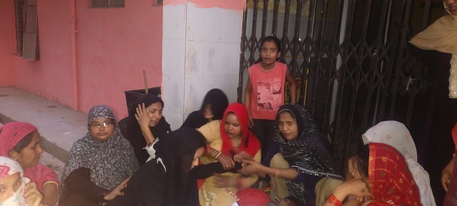 फोटो-25एयूआरपी-02- घर पर गमगीन बैठे इदरीश के परिजन। संवाद