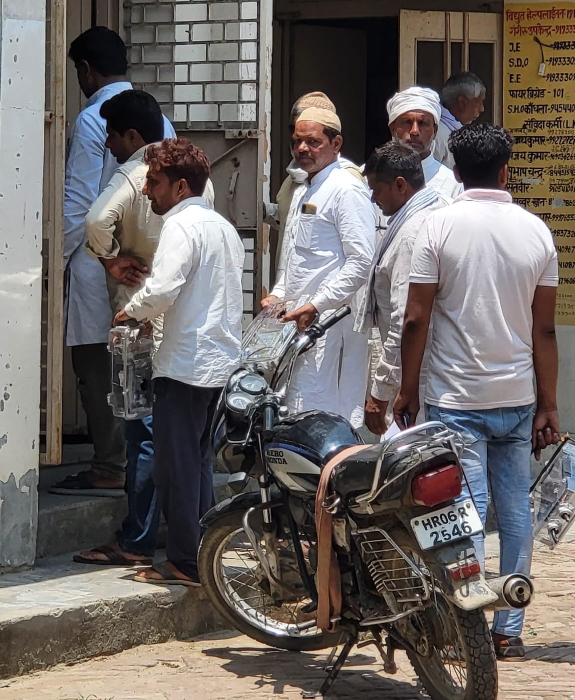 गंगेरू बिजलीघर पर नलकूप से उखाड़े गए मीटर जमा करने के लिए लगी किसानों की कतार। गंगेरू बिजलीघर पर नलकूप से उखाड़े गए मीटर जमा करने के लिए लगी किसानों की कतार।