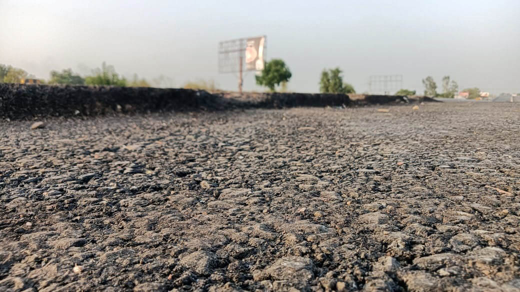 गढ़ में नेशनल हाईवे पर गांव बदरखा के पास निर्माणधीन सड़क पर नहीं लगे संतेक बोर्ड।