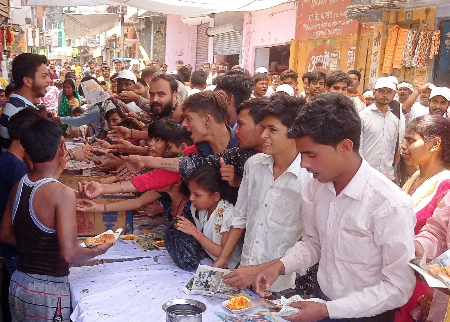 जलालाबाद के रामताल रोड पर भंडारा करते लोग।  संवाद