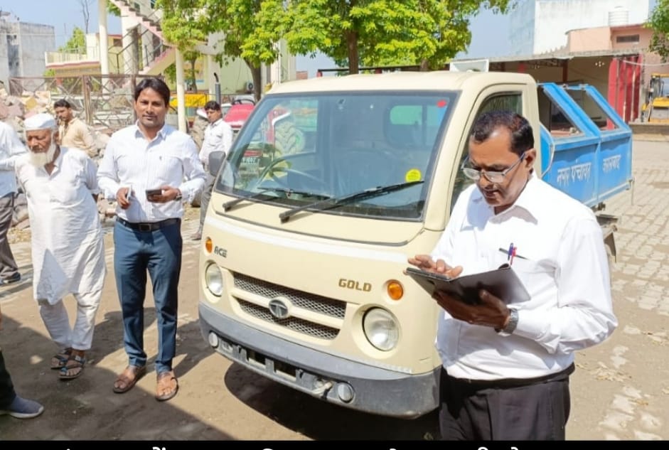 जलालाबाद में वाहनों के चालान काटते एआरटीओ मुंशीलाल। जलालाबाद में वाहनों के चालान काटते एआरटीओ मुंशीलाल।