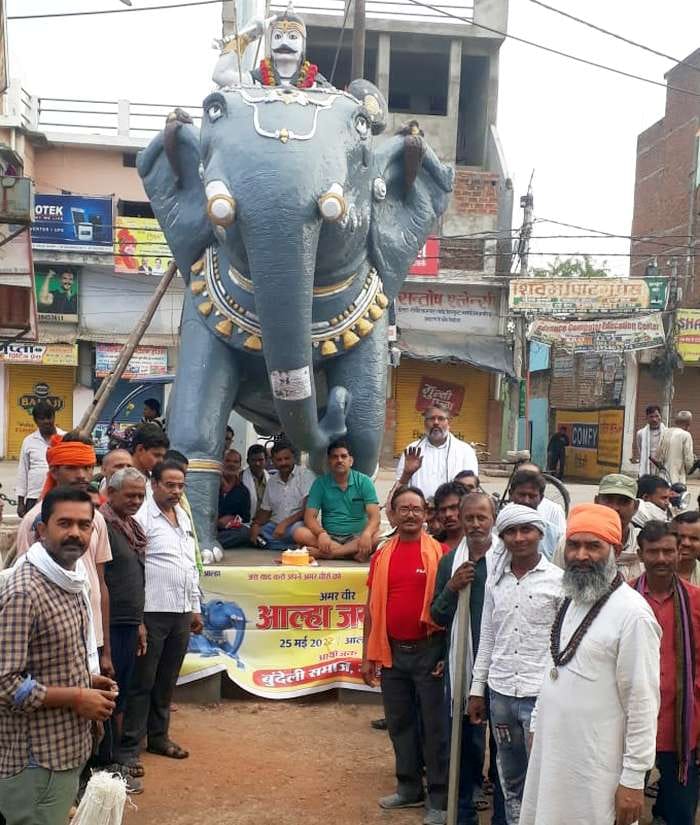 केक काटकर आल्हा जन्मोत्सव मनाते बुंदेली समाज के लोग।