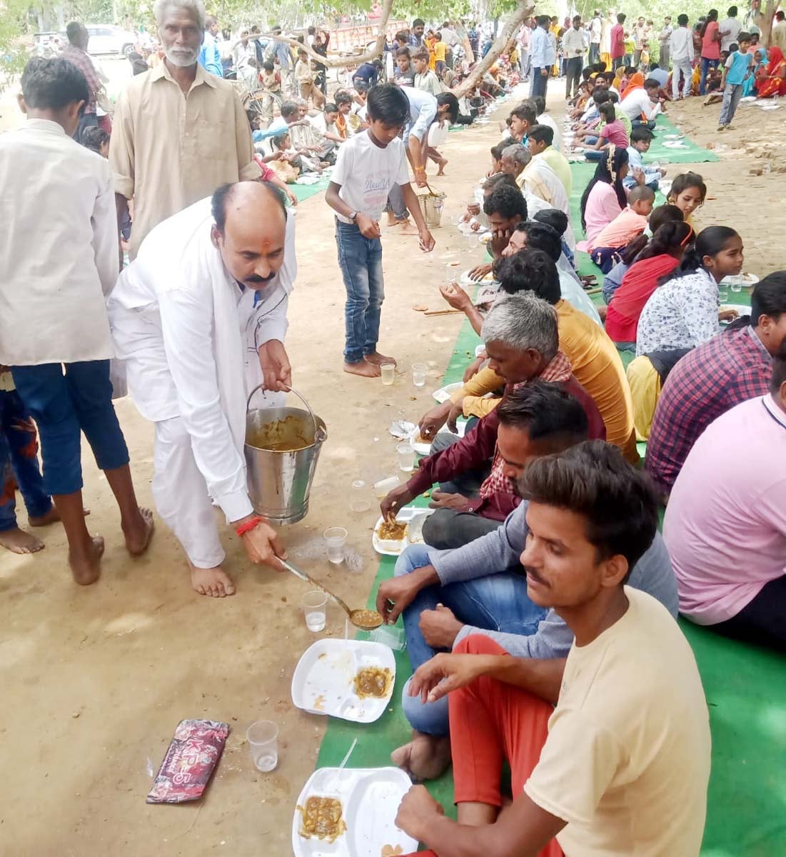 खुटार में भंडारे में प्रसाद ग्रहण करते श्रद्घालू