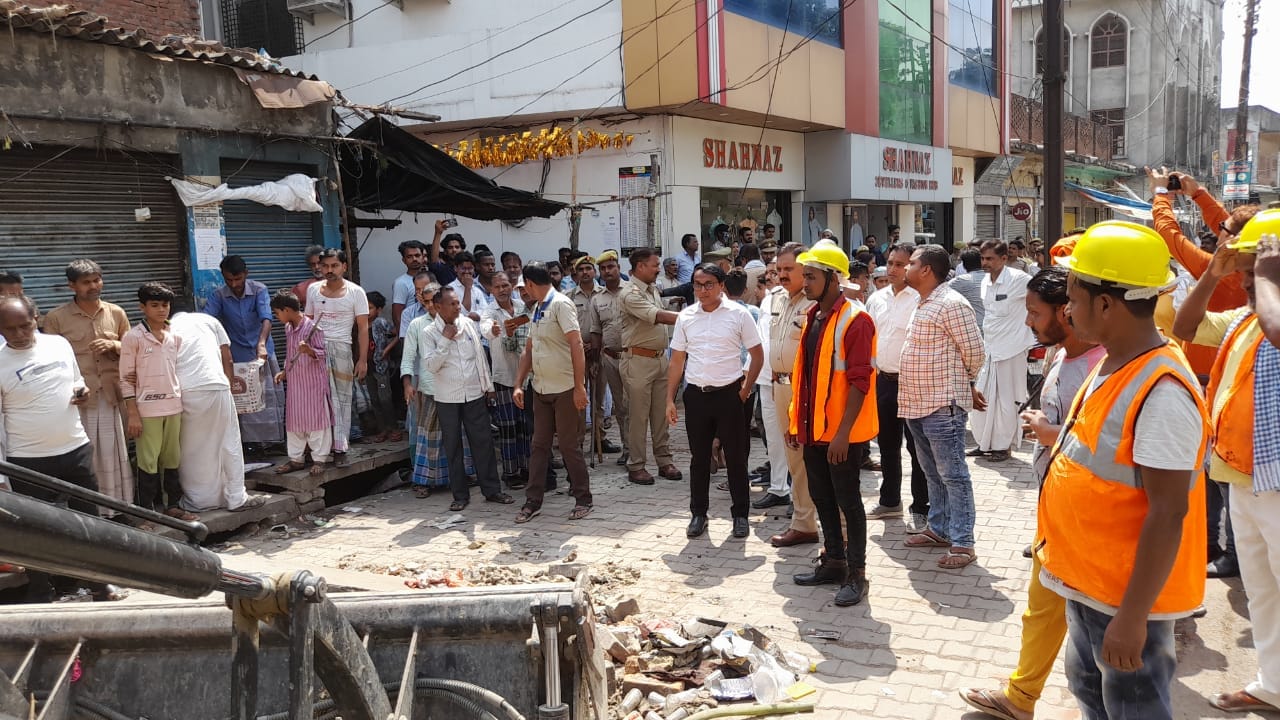 नगर के मिर्जाहादीपुरा में अवैध अतिक्रमण हटाने के दौरान मौजूद सिटी मजिस्ट्रेट त्रिभुवन और सीओ सि नगर के मिर्जाहादीपुरा में अवैध अतिक्रमण हटाने के दौरान मौजूद सिटी मजिस्ट्रेट त्रिभुवन और सीओ सि