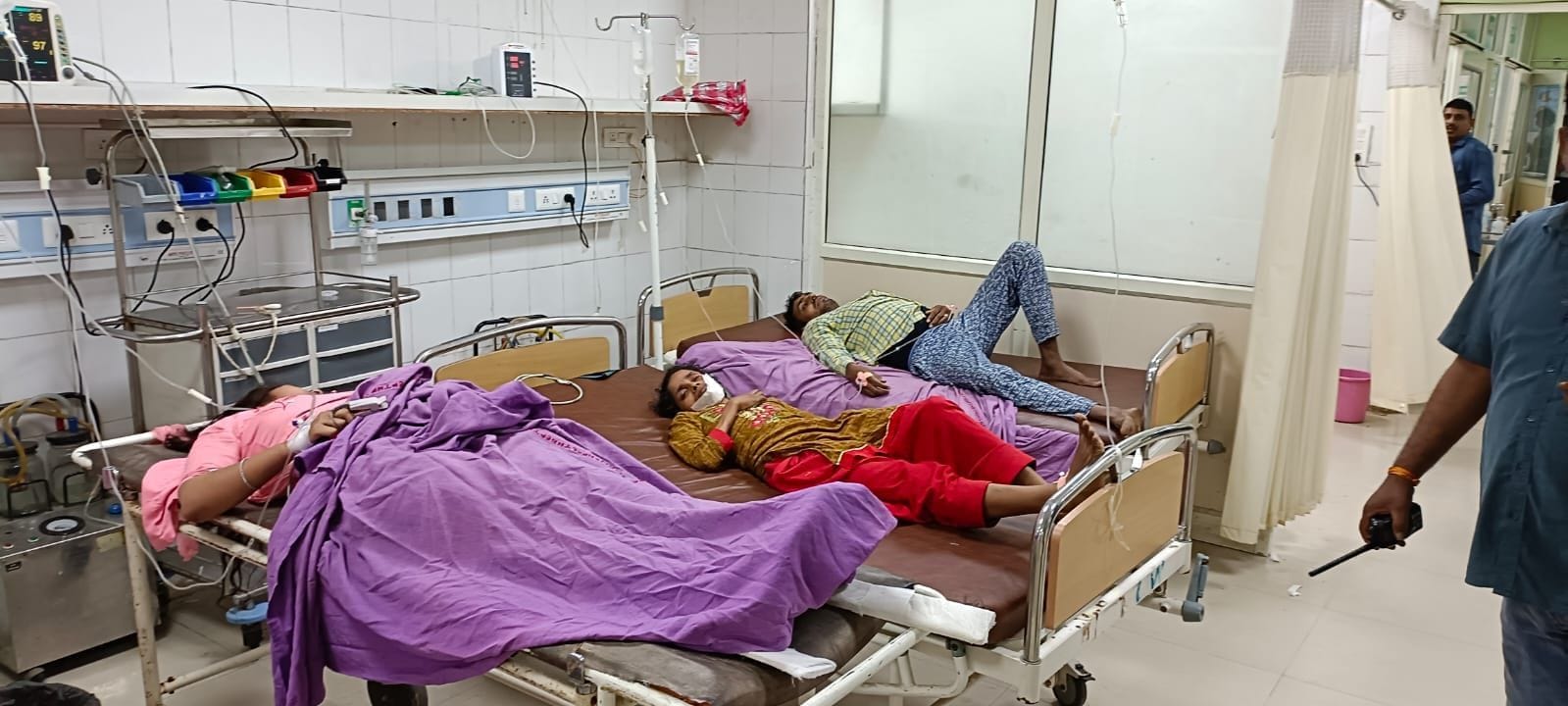 नागरिक अस्पताल में भर्ती घायलों का चल रहा इलाज। संवाद