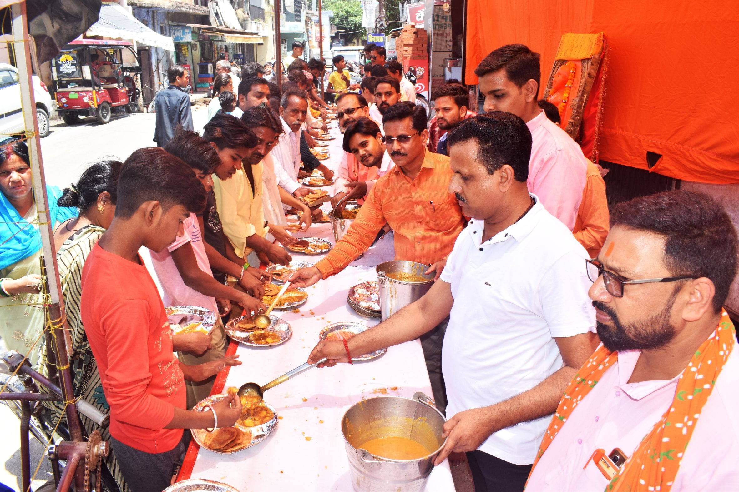 शाहजहांपुर मैं ज्येंष्ठ माह के दूसरे बड़े मंगलवार  खिरनी बाग रामचरन धर्मशाला में ेंआयोजित भंडार